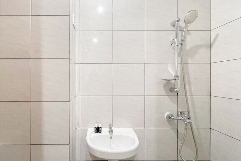Bathroom 5, Practical Studio (No Kitchen) Near Unhas Bandaraya - Tallasa City Makassar Apartment, Makassar
