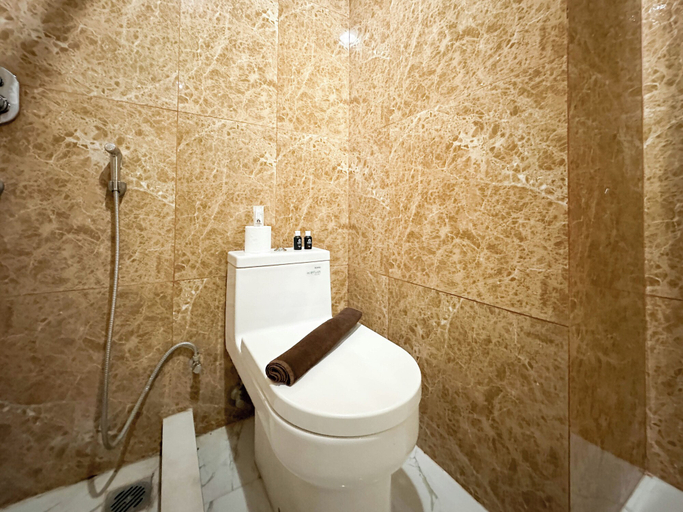 Bathroom 2, Spacious And Cozy 3Br At Grand Sungkono Lagoon Apartment, Surabaya