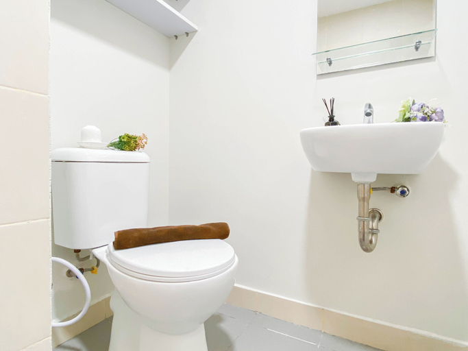 Bathroom 4, Neat Studio Room Apartment Meikarta, Cikarang