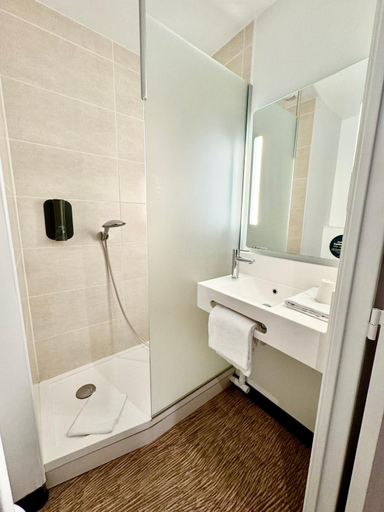 Bathroom 4, B&B Hotel Lille Centre Grand Palais, Nord
