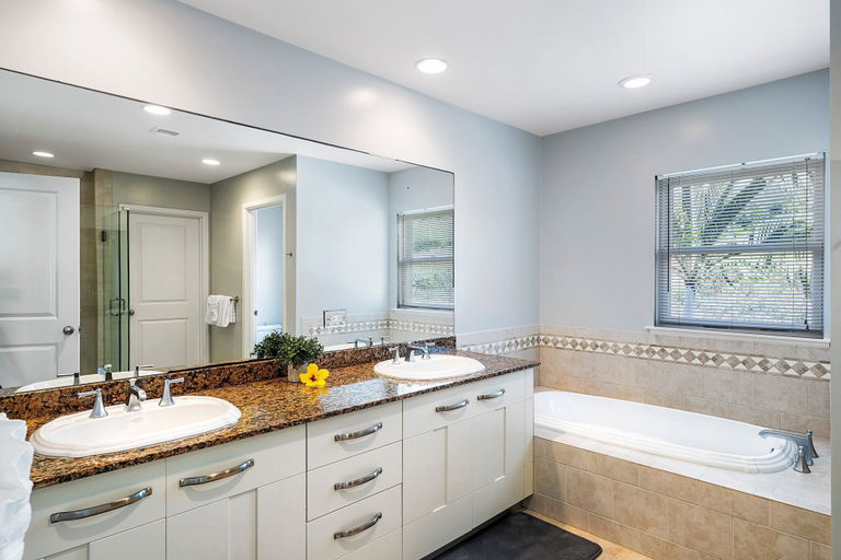 Bathroom 2, Concierge Included - Ocean View - Walk to Beach - Central AC - Vrkcv, Hawaii