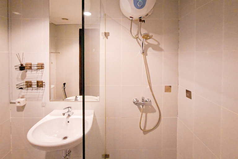 Bathroom 3, Comfy Rustic Studio Apartment At Casa De Parco, Tangerang