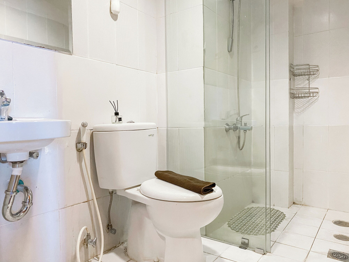 Bathroom 2, Relaxing And Homey 2Br Cinere Bellevue Suites Apartment, Depok