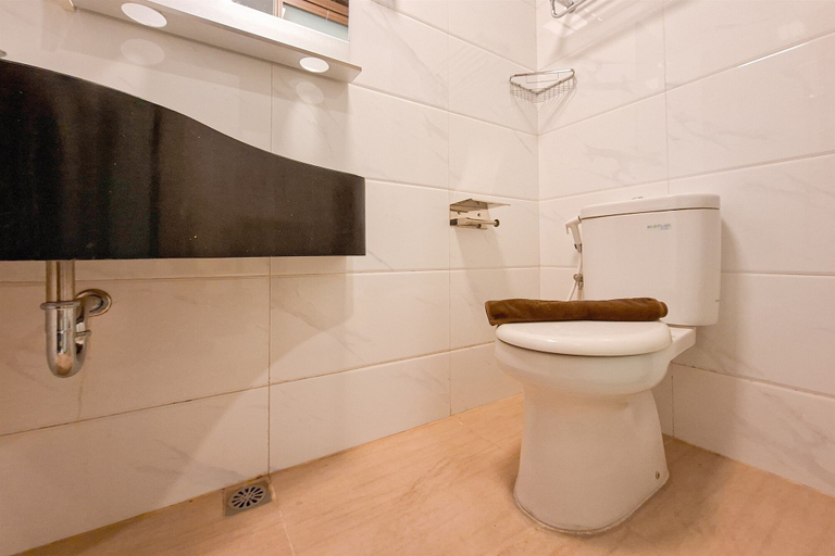Bathroom 2, Elegant & Strategic Studio Room At Sky House Bsd Apartment, Tangerang Selatan