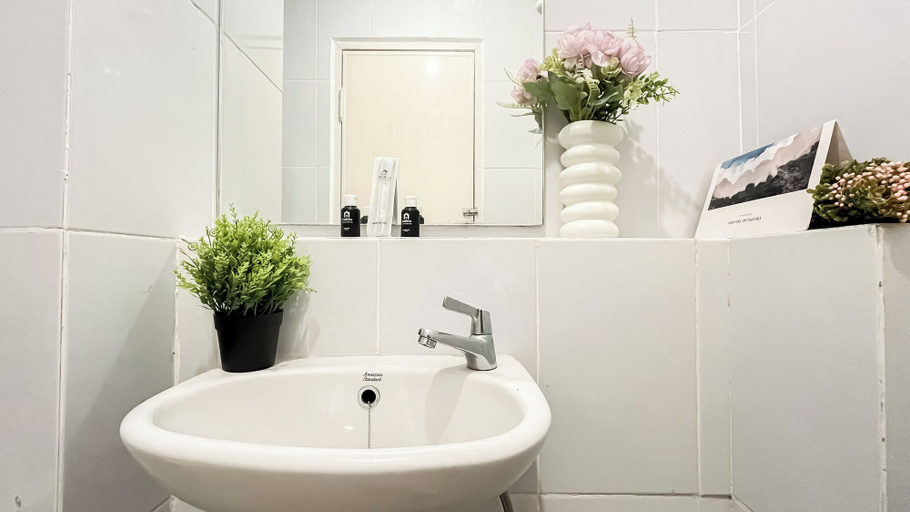 Bathroom 4, Nice Studio Near Tokyo Hub At Tokyo Riverside Pik 2 Apartment, Tangerang