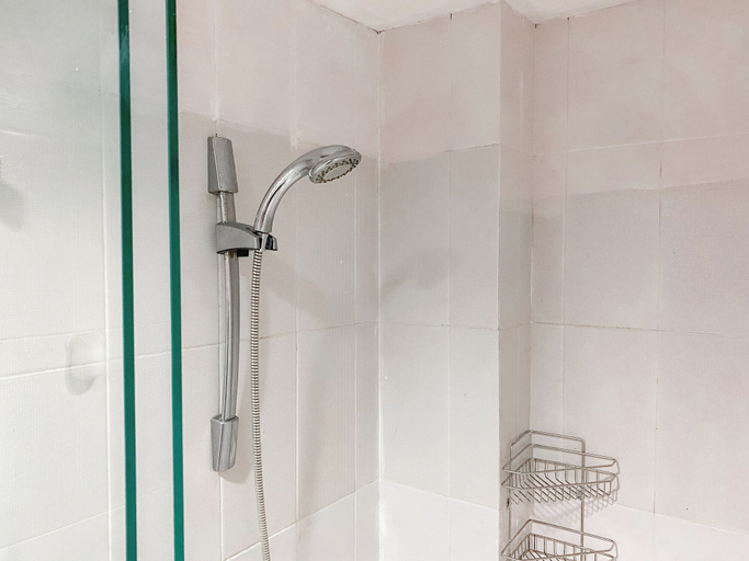 Bathroom 3, Relaxing And Homey 2Br Cinere Bellevue Suites Apartment, Depok