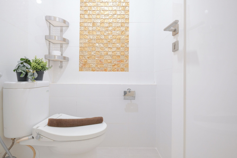 Bathroom 4, Combined 1Br At Green Bay Pluit Apartment, Jakarta Utara