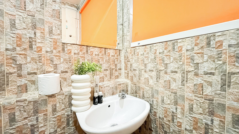 Bathroom 5, Studio Apartment Near Kebayoran Station At Pakubuwono Terrace, Jakarta Selatan