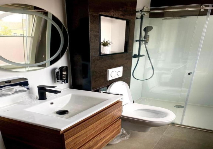 Bathroom 3, Hotel Du Commerce, Sluis