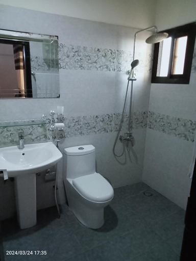 Bathroom, Luxury 4BR Apartment Near Airport Saima Jinnah Avenue, Karachi