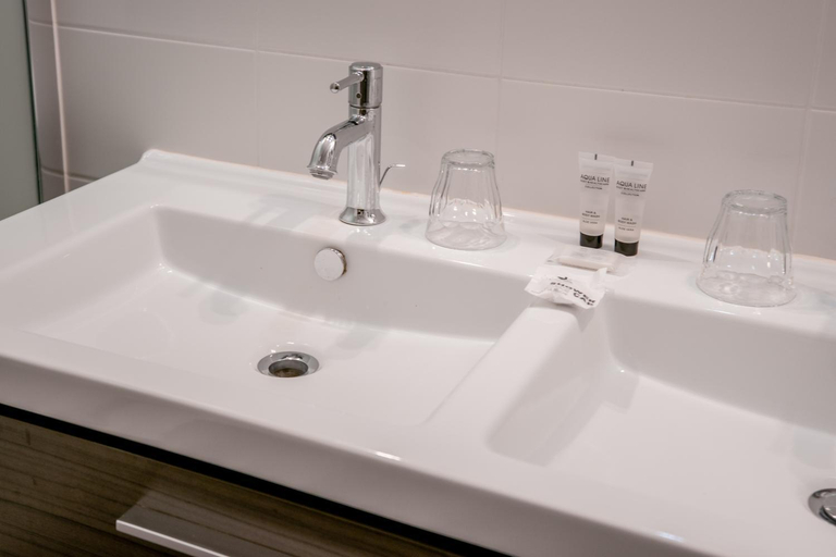 Bathroom 5, Blanckthys Hotel Voeren - digital check-in, key by email or SMS, Limburg