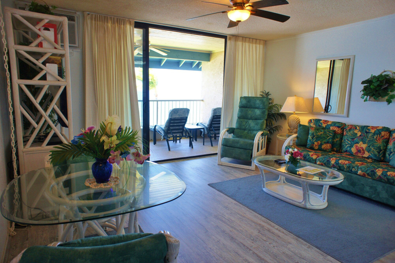 Living area 5, Ocean Front - Walk to Kona Town! - Vrkcv, Hawaii