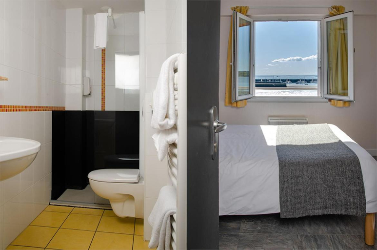 Bathroom 2, Hotel & Restaurant de la Plage, Finistère