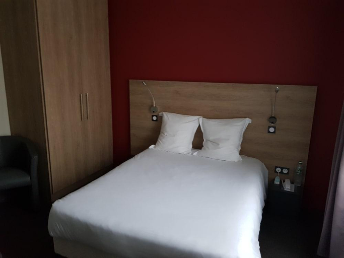 Bedroom 2, Logis Hotel A la Bonne Auberge, Mayenne