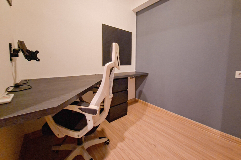 Room 4, Monochromatic 2Br With Extra Working Room Apartment Sky House Bsd, Tangerang