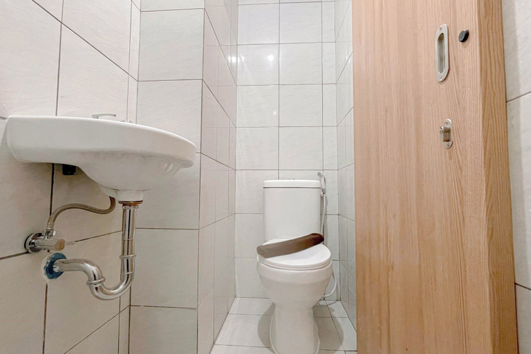 Bathroom 5, Compact Studio (No Kitchen) Bandaraya - Tallasa City Makassar Apartment Near Unhas, Makassar