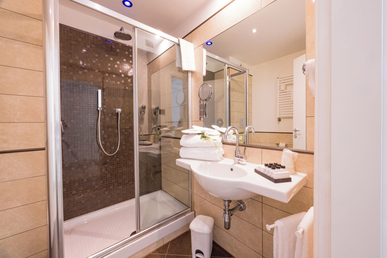 Bathroom 4, Hotel Viareggio, Lucca