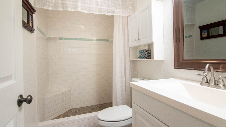 Bathroom 2, Top Floor - Direct Ocean Front View - Air-conditioned - Vrkcv, Hawaii