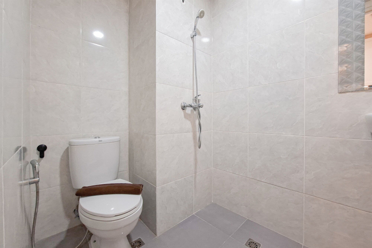 Bathroom 5, Simple Neutral Toned Studio Room At Parkland Avenue Apartment, Tangerang Selatan
