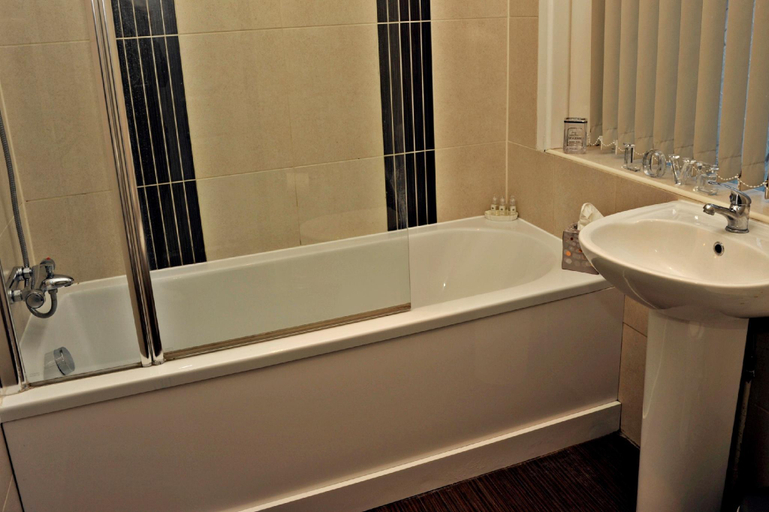 Bathroom, Apartment Bournemouth centre close to beach, Poole