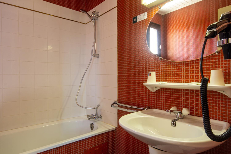 Bathroom, Logis Hotel et Restaurant La Bombardiere, Tarn