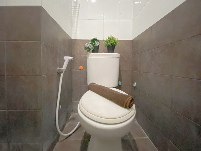 Bathroom 4, Combined 1Br With Extra Room Apartment At Green Pramuka City, Jakarta Pusat