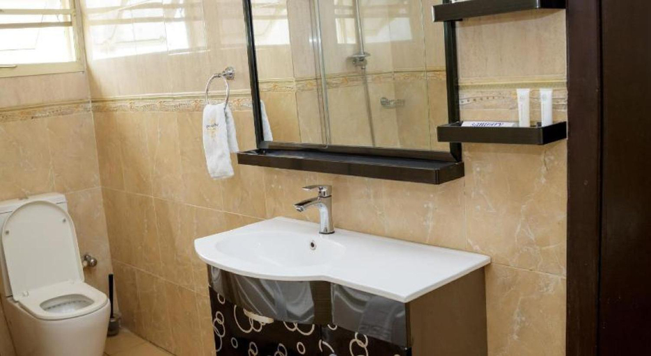 Bathroom 3, Apartment Royale Hotel-3 Bd Apartment, Kosofe