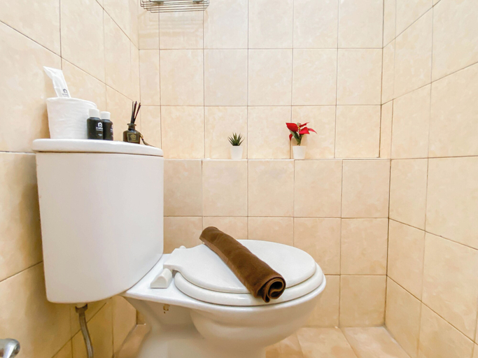 Bathroom 3, Minimalist Studio Apartment At Margonda Residence 2, Depok
