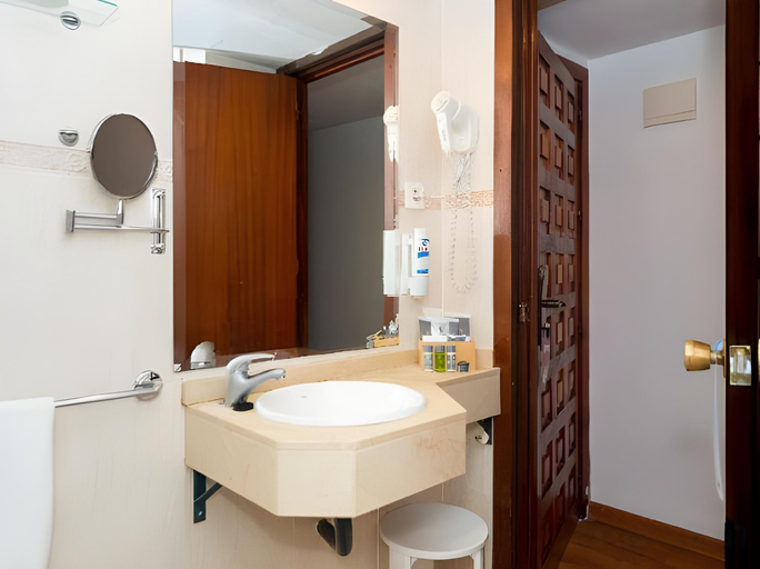Bathroom 5, Hotel Costa Málaga (Adults Recommended) by Pierre & Vacances, Málaga