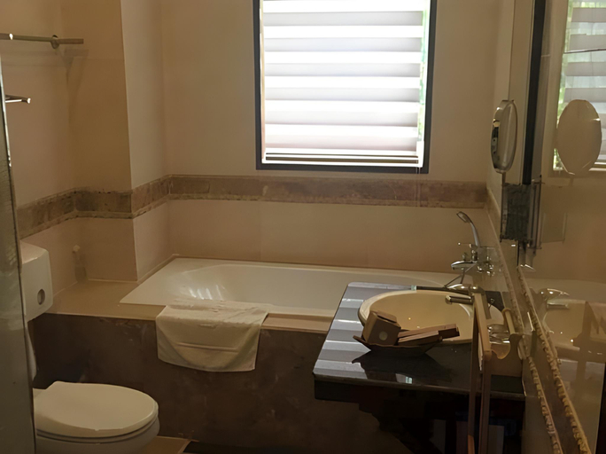 Bathroom 5, Seasons Riverside Hotel, Vientiane
