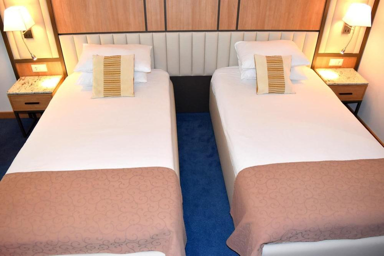 Bedroom 2, Legends Hotel, Stolichna