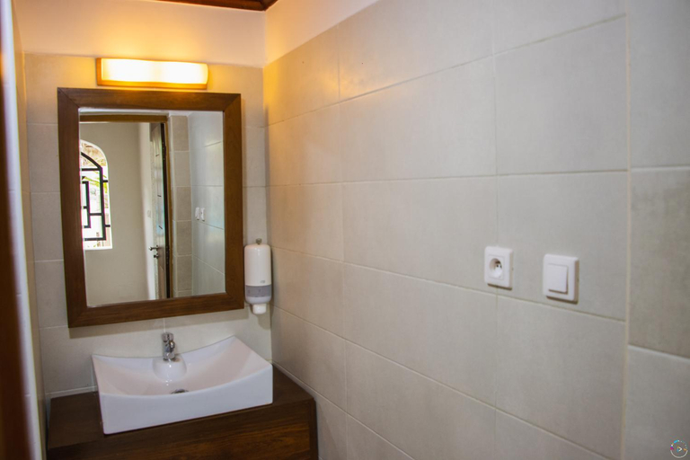 Bathroom 3, Hotel Baobab Cafe, Menabe