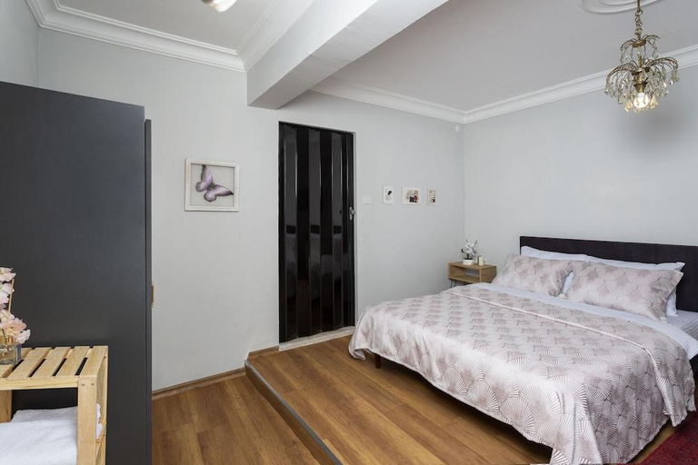 Bedroom 2, 8 Rooms House, Balçova