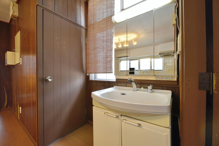 Bathroom 3, Mensore, Naha
