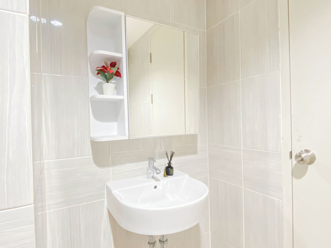 Bathroom 5, Neat 1Br At Vasanta Innopark Apartment, Cikarang