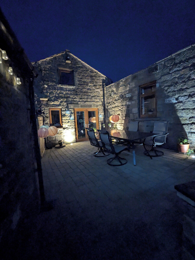 Outdoor dining 2, Cosy Cottage Close to Haworth Sleeps 2, Bradford