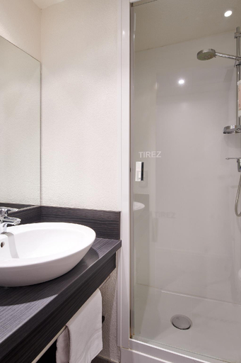 Bathroom 5, Hotel Le Bayonne, Pyrénées-Atlantiques