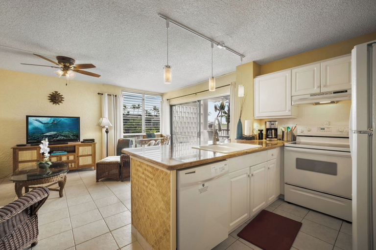 Private kitchen 3, Top Floor With Ocean Views - Convenient Location - Vrkcv, Hawaii