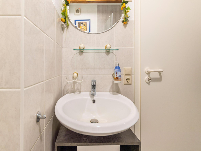 Bathroom 3, Wohnung in Grundshagen mit Gartensitzplatz, Nordwestmecklenburg