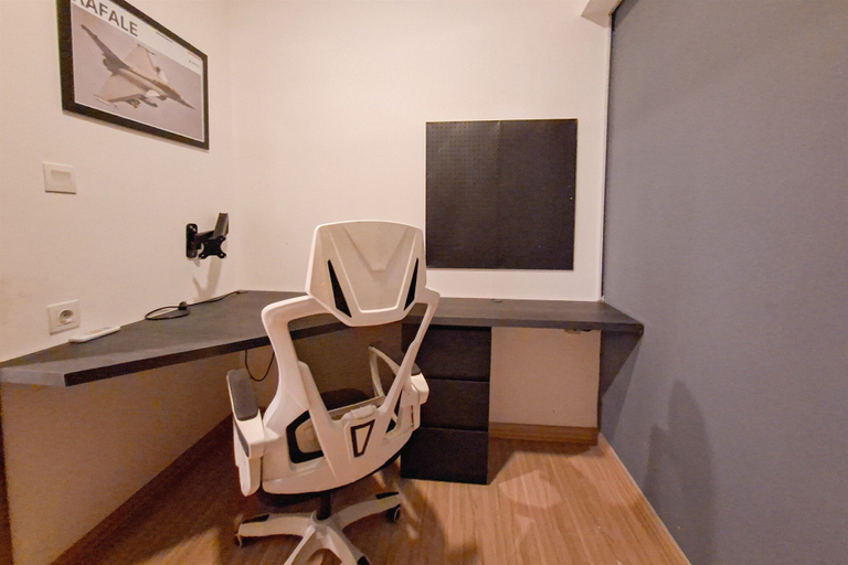 Room 5, Monochromatic 2Br With Extra Working Room Apartment Sky House Bsd, Tangerang