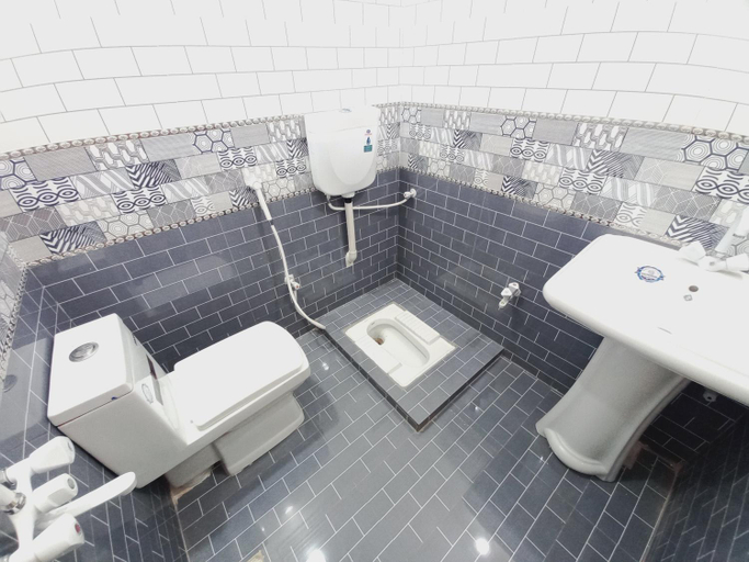 Bathroom 4, Gulshan Family Guest House, Karachi