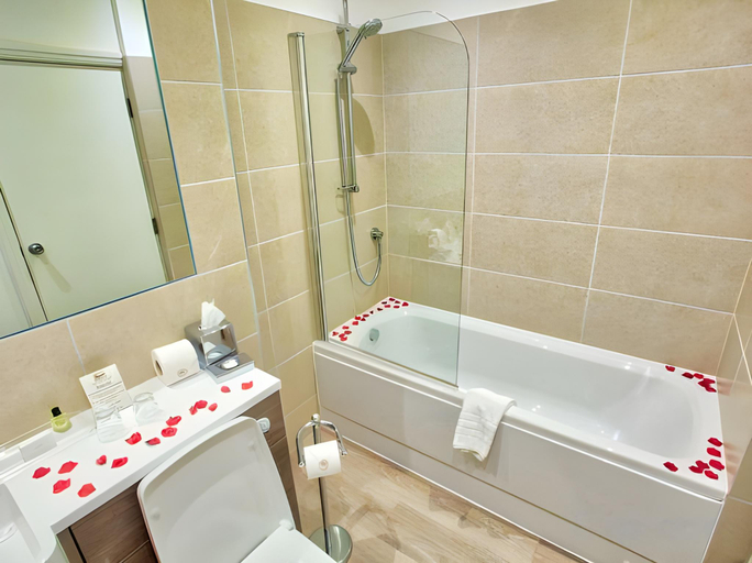Bathroom 5, Last Drop Village Hotel & Spa, Bolton