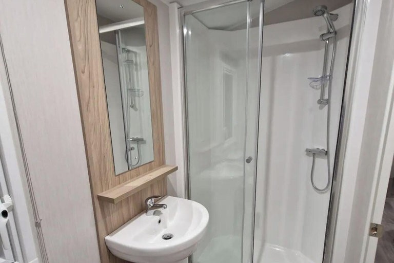 Bathroom, Family Caravan - Sleeps 6 - Pet Friendly - Parking, Essex