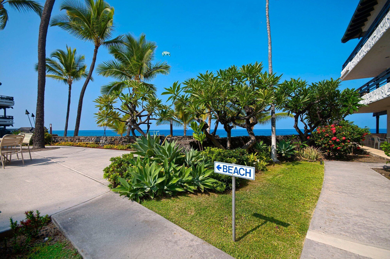 Beach/ocean view 4, Oceanfront Complex - Updated Ground-floor Condo w/ AC & 2 Pools - Vrkcv, Hawaii