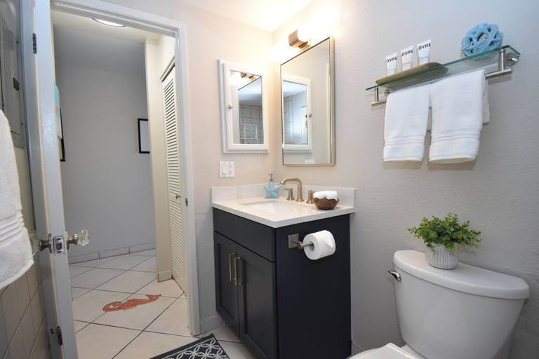 Bathroom 2, True Oceanfront - Panoramic Sunset View! - No Stairs - Vrkcv, Hawaii