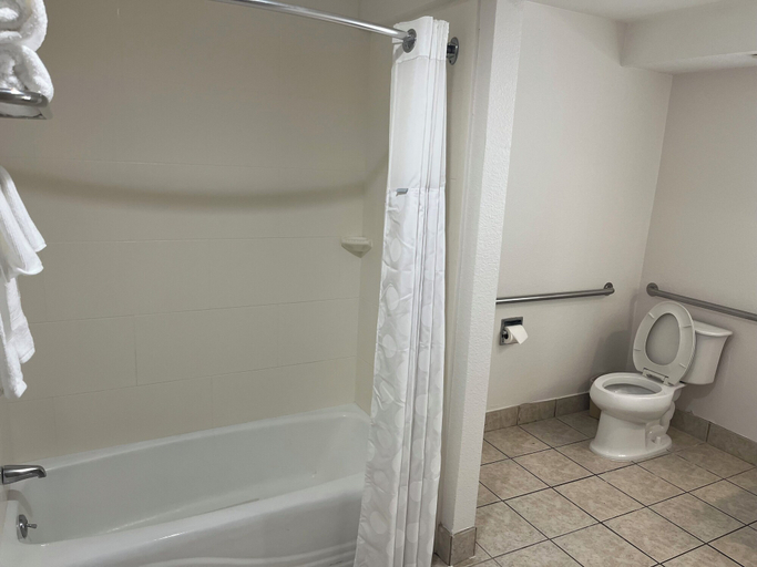 Bathroom 4, Howard Johnson by Wyndham Malden Boston Area, Middlesex