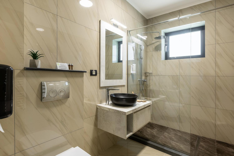 Bathroom 3, d'Eric Mamaia Nord, Navodari