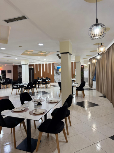 Food & Drinks 3, Grand Hotel Gjyshi, Krujës