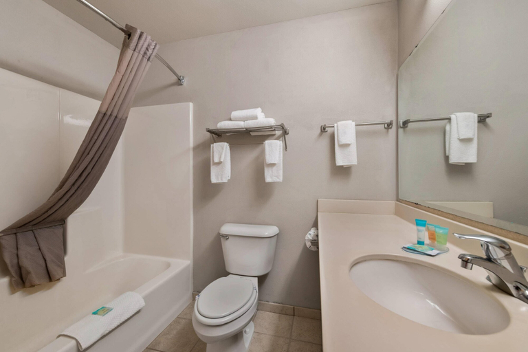 Bathroom 5, Rodeway Inn & Suites Tomahawk, Lincoln