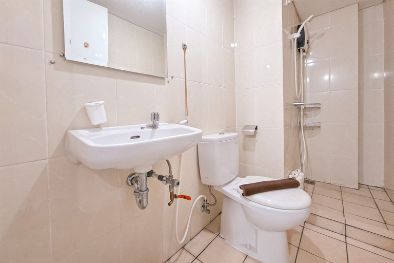Bathroom 5, Best Location And Homey 2Br Apartment At M-Town Residence, Tangerang